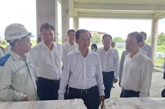Chủ tịch UBND TP Cần Thơ Trần Văn Lâu thực tế hiện trạng dự án Bệnh viện Ung bướu Cần Thơ. 5.jpg