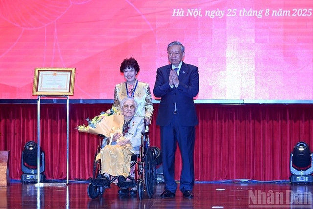 Tổng Bí thư Tô Lâm trao danh hiệu Anh hùng Lao động tặng đồng chí Nguyễn Thị Bình, nguyên Phó Chủ tịch nước, nguyên Bộ trưởng Ngoại giao - Ảnh: Báo Nhân dân 111111.jpg