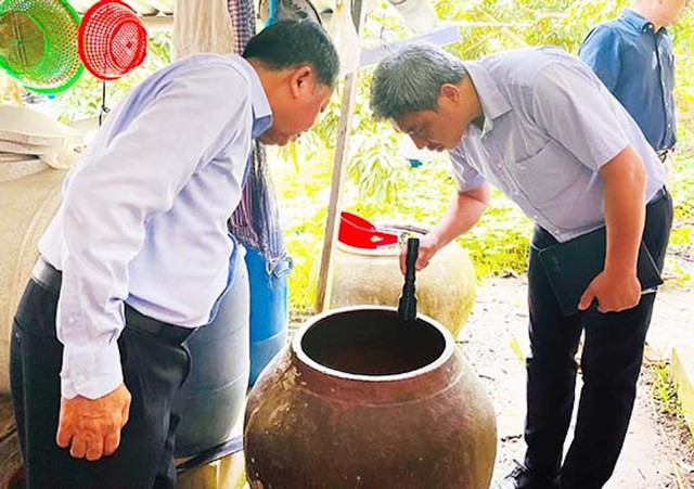 Đoàn kiểm tra dụng cụ chứa nước tại nhà dân ở Cần Thơ. Ảnh: Sở Y tế Cần Thơ. 22.jpg