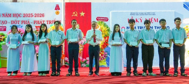 Ủy viên Ban Chấp hành Trung ương Đảng, Trưởng Đoàn Đại biểu Quốc hội tỉnh Lữ Văn Hùng trao học bổng cho học sinh 444.jpg