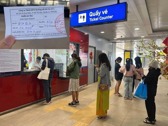 Hành khách mua vé giấy ngày đầu Metro số 1 thu phí (Ảnh: Minh Quân) 6.jpg