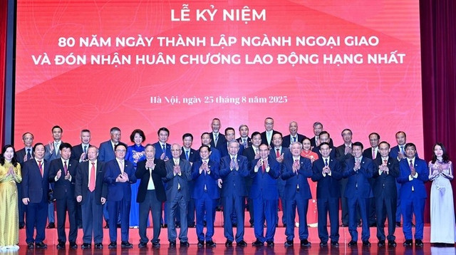 Tổng Bí thư Tô Lâm và các đồng chí lãnh đạo, nguyên lãnh đạo Đảng, Nhà nước và các đại biểu dự lễ kỷ niệm 80 năm ngành Ngoại giao Việt Nam - Ảnh: Báo Nhân dân 1111.jpg