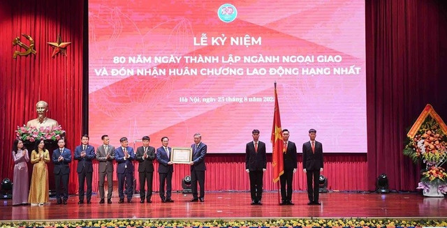 Tổng Bí thư Tô Lâm trao Huân chương Lao động hạng Nhất tặng Bộ Ngoại giao - Ảnh: VGP/Hải Minh 11111.jpg
