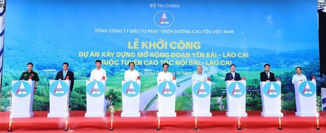 Các đại biểu tham dự thực hiện nghi lễ khởi công dự án đầu tư mở rộng. 1-4228.jpg