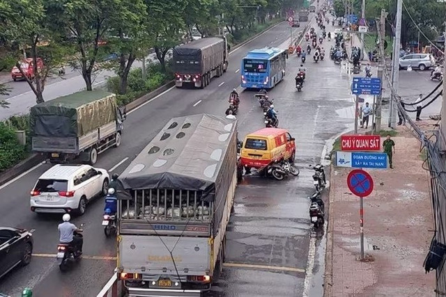 Hiện trường xảy ra vụ tai nạn liên hoàn. Ảnh: C.A 1.jpg