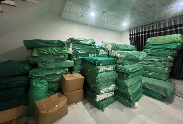 Các chai lọ hàng hóa, hóa chất không có tem, mác, nhãn hiệu và hóa đơn chứng từ liên quan (Ảnh Công an cung cấp) 333.jpg