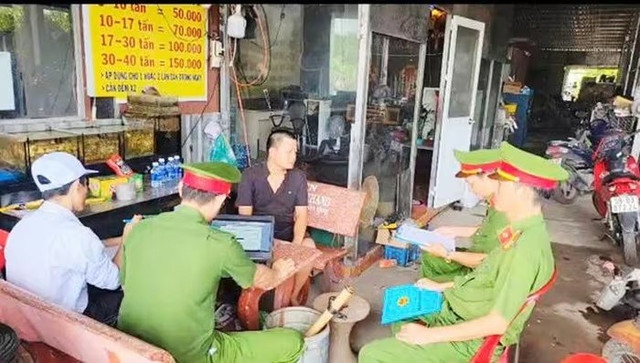 Lực lượng công an làm việc với ông Nguyễn Tuấn Sáng, chủ hộ kinh doanh. (Ảnh: CAĐT) 11111.jpg