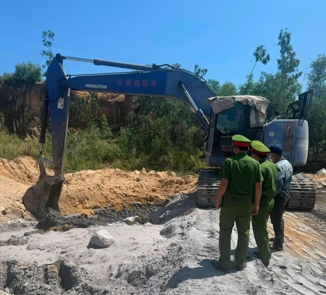 Công an tỉnh Quảng Ngãi phát hiện ba doanh nghiệp lén đổ chất thải chưa xử lý ra môi trường. 5.jpg