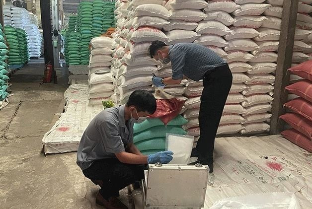 Cơ quan chức năng kiểm tra kho chứa gạo Công ty Tấn Phát 1-7266.jpg
