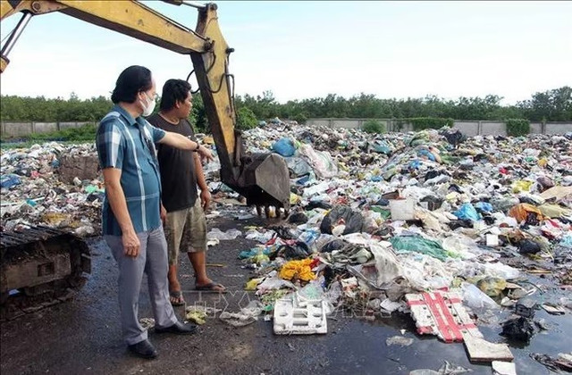 Cán bộ Phòng Bảo vệ môi trường, Sở Nông nghiệp và Môi trường tỉnh Cà Mau kiểm tra hoạt động tại một điểm tập kết rác thuộc khu vực huyện Ngọc Hiển (cũ). Ảnh: Trung Kiên/TTXVN 4444.jpg