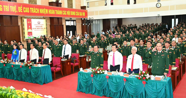 Đại biểu thực hiện nghi thức chào cờ. Ảnh: VIỆT DŨNG 88888888.jpg