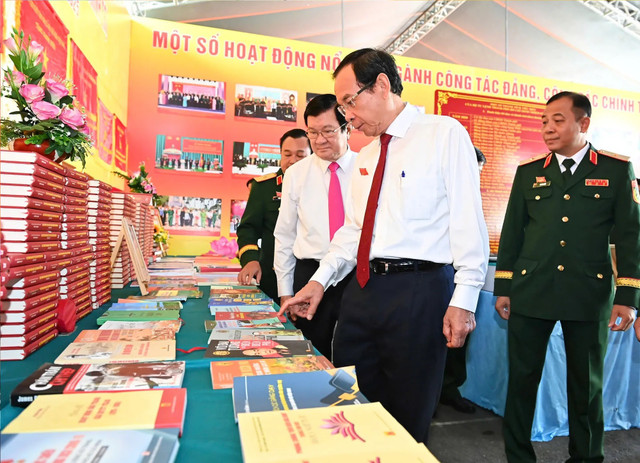 Đại biểu tham quan triển lãm đại hội. Ảnh: VIỆT DŨNG 8888888888888888888888888888.jpg
