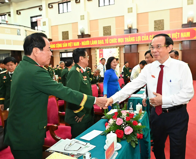Đồng chí Nguyễn Văn Nên gặp gỡ đại biểu dự đại hội. Ảnh: VIỆT DŨNG 8888888888888888888888.jpg