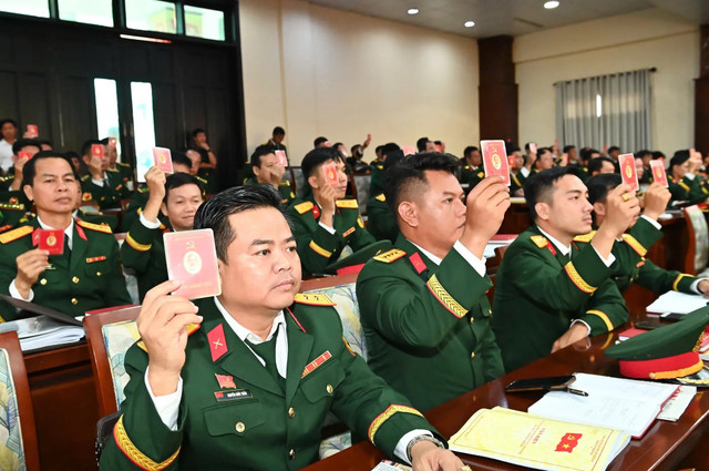 Đại biểu biểu quyết tại đại hội. Ảnh: VIỆT DŨNG 888888888888888888888.jpg