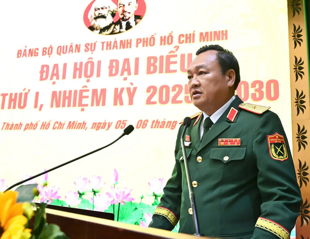 Thiếu tướng Trần Vinh Ngọc, Chính ủy Quân khu 7 phát biểu chỉ đạo đại hội. Ảnh: VIỆT DŨNG 8888888888888888888.jpg