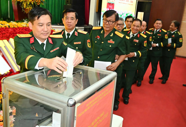Đại biểu ủng hộ đồng bào chịu ảnh hưởng bởi thiên tai, bão lũ. Ảnh: VIỆT DŨNG 888888888888.jpg