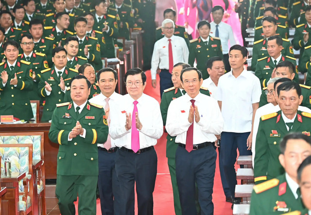 Đồng chí Nguyễn Văn Nên và các đại biểu về dự đại hội. Ảnh: VIỆT DŨNG 888888.jpg