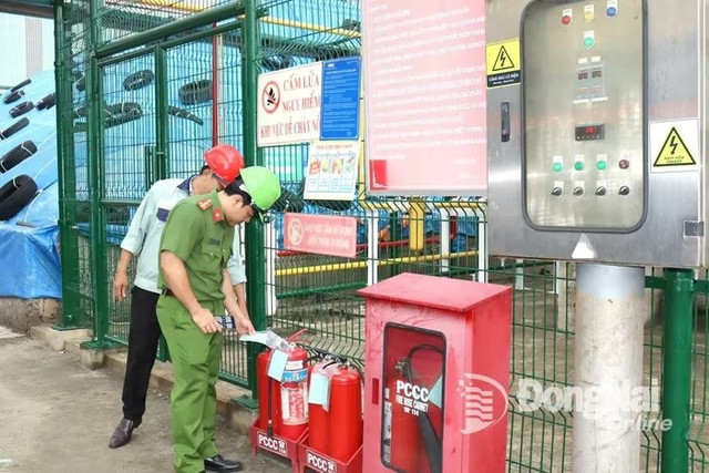 Cán bộ công an kiểm tra thiết bị phòng cháy, chữa cháy của doanh nghiệp trong Khu công nghiệp Biên Hòa 1. Ảnh: Lê An 5.jpg