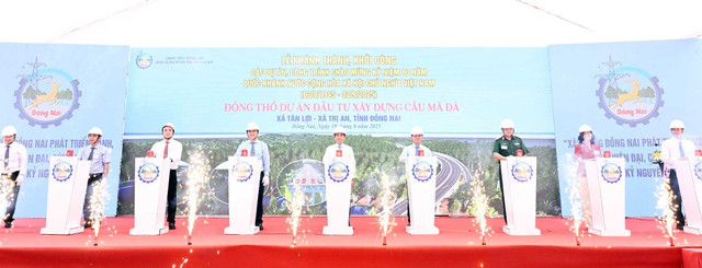 Lãnh đạo tỉnh Đồng Nai, đại diện đơn vị thi công và nhà đầu tư bấm nút động thổ Dự án Đầu tư xây dựng cầu Mã Đà. (Ảnh: Trung Quang) 22-4736.jpg