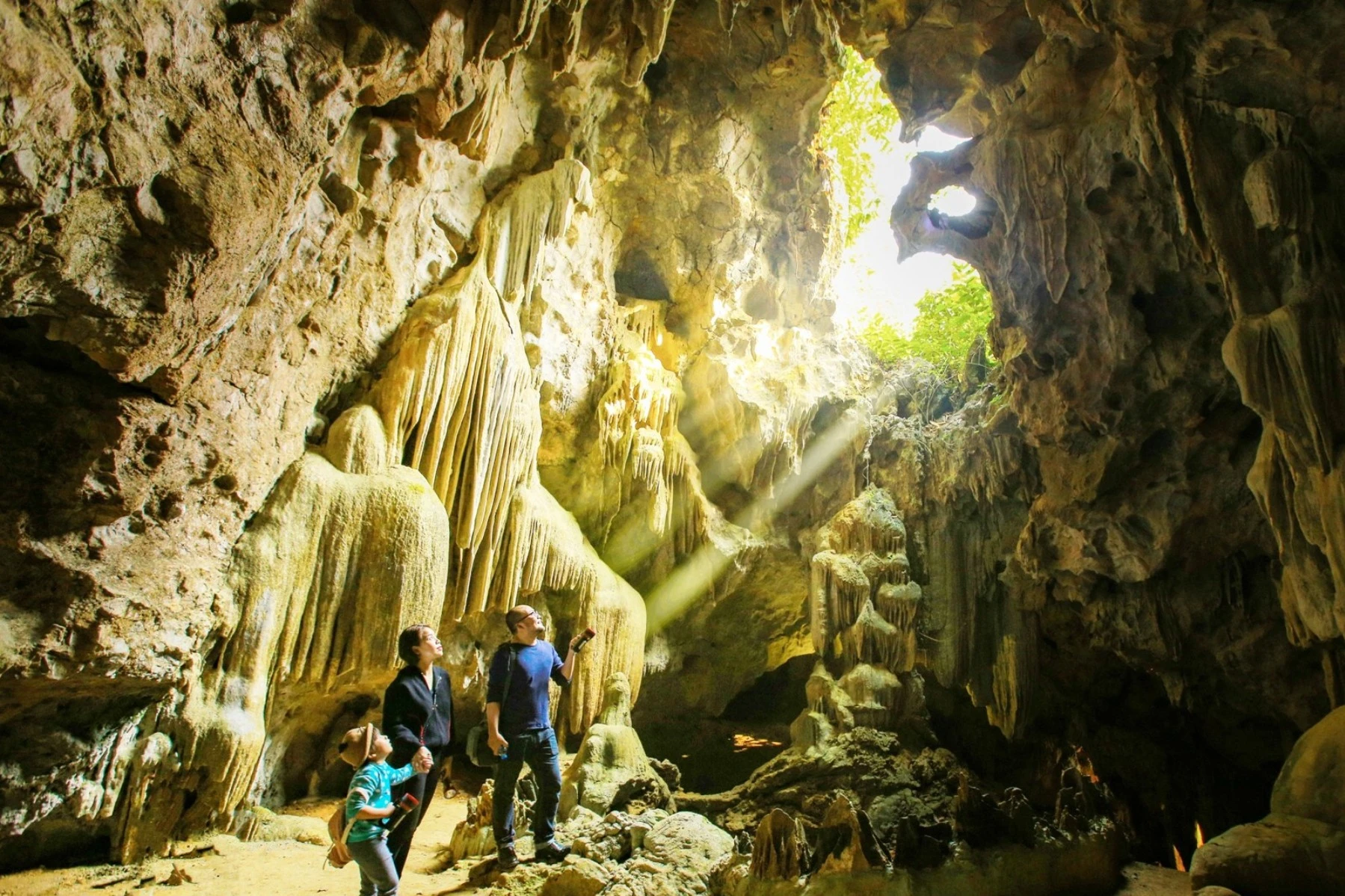 Khám phá hang động kỳ thú ở Ninh Bình, du khách đi thuyền giữa 'dải ngân hà'