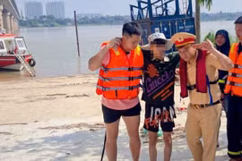 Kịp thời cứu nam thanh niên nhảy cầu Thăng Long xuống sông Hồng