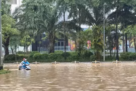 Sáng 8/10 mưa giảm, Hà Nội vẫn còn nhiều điểm úng ngập