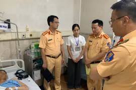 Ô tô tải húc xe CSGT, thượng úy cảnh sát cơ động bị gãy tay