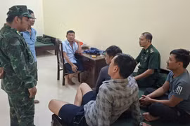 Cứu hộ 10 ngư dân gặp nạn trên biển ở Quảng Ninh