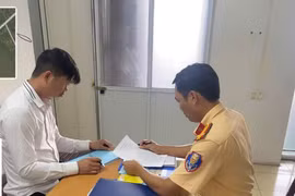 Xử phạt tài xế để trẻ em thò người ra ngoài cửa sổ trời khi ô tô đang chạy