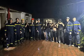 Giải cứu 5 người mắc kẹt trên đỉnh núi Hàm Lợn