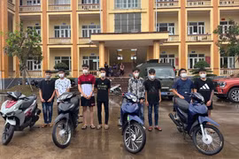 Nhầm lẫn khi tìm chém đối thủ, 3 người đi đường phải nhập viện