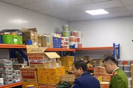 Phát hiện 1,5 tấn nguyên liệu thực phẩm không rõ nguồn gốc tại Hà Nội