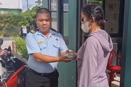 Người phụ nữ bật khóc nhận lại số tiền đánh rơi 