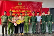 Công an Gia Lai bàn giao 9 căn nhà 'Chiến dịch Quang Trung' cho người dân xã Đề Gi