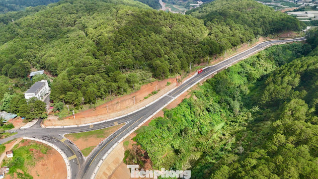 Dự án đường vành đai Đà Lạt (tỉnh Lâm Đồng) có chiều dài 7,4km, khởi công từ tháng 7/2021 với tổng mức đầu tư khoảng 870 tỷ đồng và dự kiến hoàn thành vào tháng 6/2023. Dự án đường vành đai Đà Lạt (tỉnh Lâm Đồng) có chiều dài 7,4km, khởi công từ tháng 7/2021 với tổng mức đầu tư khoảng 870 tỷ đồng và dự kiến hoàn thành vào tháng 6/2023.
