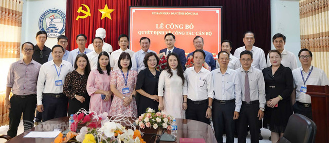 Các cá nhân nhận quyết định chụp ảnh cùng lãnh đạo Sở Nội vụ tỉnh Đồng Nai và tập thể cán bộ quản lý Trường đại học Đồng Nai. Ảnh: CTV Các cá nhân nhận quyết định chụp ảnh cùng lãnh đạo Sở Nội vụ tỉnh Đồng Nai và tập thể cán bộ quản lý Trường đại học Đồng Nai. Ảnh: CTV