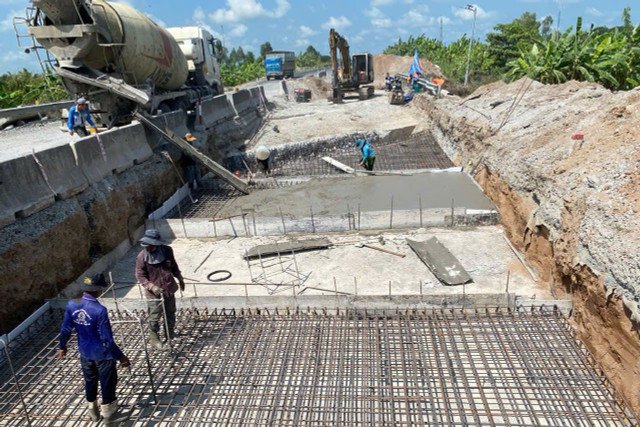Các nhà thầu tuyến Cao Lãnh - Lộ Tẻ đang nỗ lực rút ngắn tiến độ, phấn đấu về đích vào tháng 10/2025. Ảnh: Nhật Huy. Các nhà thầu tuyến Cao Lãnh - Lộ Tẻ đang nỗ lực rút ngắn tiến độ, phấn đấu về đích vào tháng 10/2025. Ảnh: Nhật Huy.
