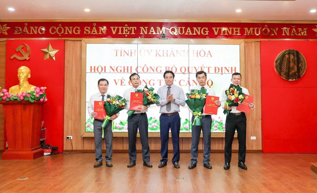 Chủ tịch UBND tỉnh Khánh Hòa Nguyễn Khắc Toàn trao quyết định điều động, bổ nhiệm lãnh đạo các Sở, ngành Chủ tịch UBND tỉnh Khánh Hòa Nguyễn Khắc Toàn trao quyết định điều động, bổ nhiệm lãnh đạo các Sở, ngành