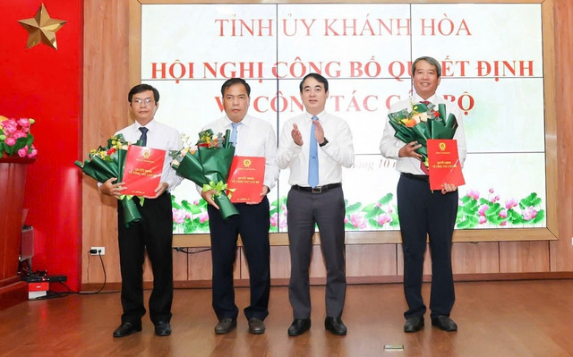 Bí thư Tỉnh ủy Khánh Hòa Nghiêm Xuân Thành (thứ 2 từ phải sang) trao quyết định điều động, chỉ định cho các cán bộ chủ chốt Bí thư Tỉnh ủy Khánh Hòa Nghiêm Xuân Thành (thứ 2 từ phải sang) trao quyết định điều động, chỉ định cho các cán bộ chủ chốt