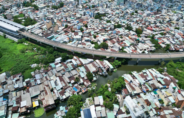Rạch Văn Thánh dài gần 2km bị ô nhiễm nghiêm trọng nhiều năm qua. Rạch Văn Thánh dài gần 2km bị ô nhiễm nghiêm trọng nhiều năm qua.