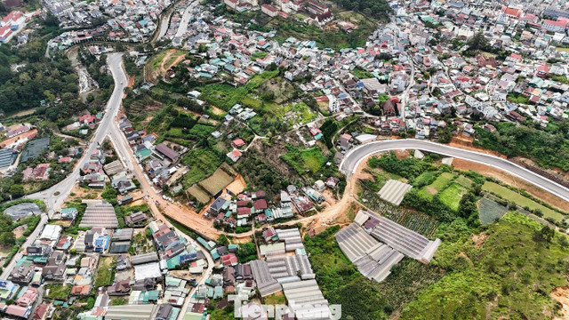 Tuy nhiên, theo Trung tâm Kỹ thuật tài nguyên môi trường và phát triển quỹ đất tỉnh Lâm Đồng, hiện tuyến đường đã hoàn thành 7km, nhưng 400m cuối vẫn chưa thể thi công do còn 7 hộ dân chưa bàn giao mặt bằng. Tuy nhiên, theo Trung tâm Kỹ thuật tài nguyên môi trường và phát triển quỹ đất tỉnh Lâm Đồng, hiện tuyến đường đã hoàn thành 7km, nhưng 400m cuối vẫn chưa thể thi công do còn 7 hộ dân chưa bàn giao mặt bằng.