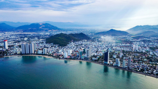 Khánh Hòa cần đẩy nhanh quá trình chuẩn bị Đề án thành phố trực thuộc Trung ương, xây dựng cơ chế thu hút đầu tư chiến lược, chuẩn bị nguồn nhân lực cho công nghệ cao. Ảnh: Hoàng Hà khanh-hoa.jpg