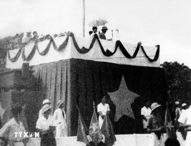 Sáng 2/9/1945, tại Quảng trường Ba Đình lịch sử, Chủ tịch Hồ Chí Minh đọc Tuyên ngôn Độc lập, khai sinh nước Việt Nam Dân chủ Cộng hòa. Người cũng là kiến trúc sư của nền ngoại giao Việt Nam hiện đại, là người Thầy lớn của các thế hệ cán bộ ngoại giao. (Ảnh: TTXVN) Sáng 2/9/1945, tại Quảng trường Ba Đình lịch sử, Chủ tịch Hồ Chí Minh đọc Tuyên ngôn Độc lập, khai sinh nước Việt Nam Dân chủ Cộng hòa. Người cũng là kiến trúc sư của nền ngoại giao Việt Nam hiện đại, là người Thầy lớn của các thế hệ cán bộ ngoại giao. (Ảnh: TTXVN)