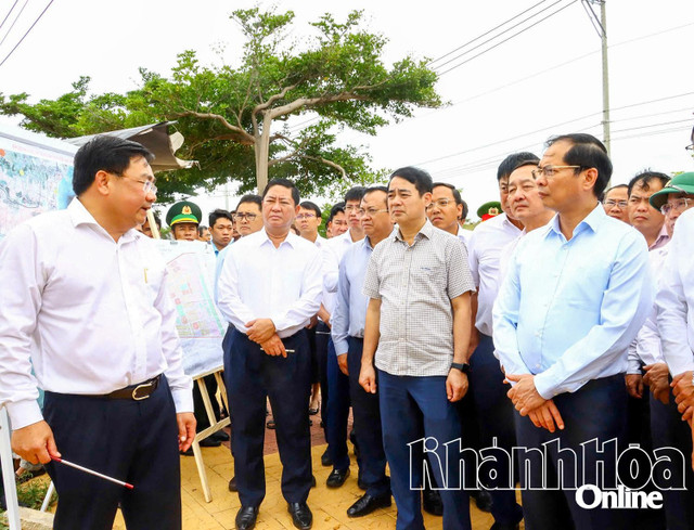Phó Thủ tướng Chính phủ Bùi Thanh Sơn nghe báo cáo về Dự án Nhà máy điện hạt nhân Ninh Thuận. Phó Thủ tướng Chính phủ Bùi Thanh Sơn nghe báo cáo về Dự án Nhà máy điện hạt nhân Ninh Thuận.