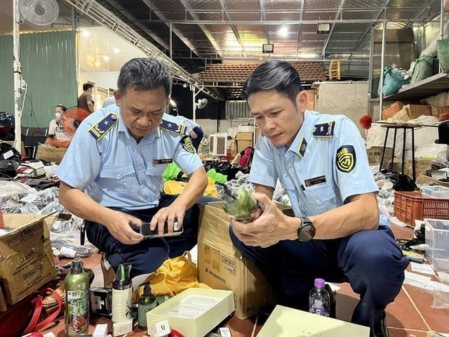 Lực lượng quản lý thị trường đã phát hiện và xử lý 15.544 vụ vi phạm hàng giả, hàng nhái trong 9 tháng. Lực lượng quản lý thị trường đã phát hiện và xử lý 15.544 vụ vi phạm hàng giả, hàng nhái trong 9 tháng.