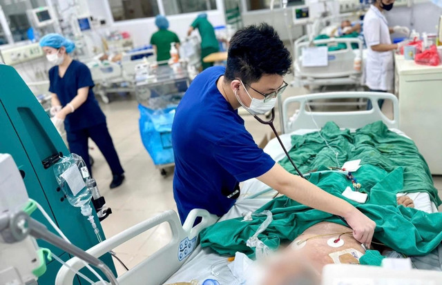 Bác sĩ điều trị cho nam bệnh nhân lạm dụng thuốc Corticoid kéo dài (Ảnh BVCC) Bác sĩ điều trị cho nam bệnh nhân lạm dụng thuốc Corticoid kéo dài (Ảnh BVCC)