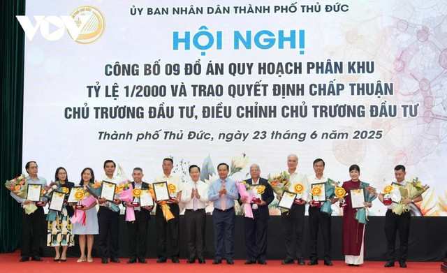 UBND TP Thủ Đức trao quyết định chấp thuận chủ trương đầu tư UBND TP Thủ Đức trao quyết định chấp thuận chủ trương đầu tư
