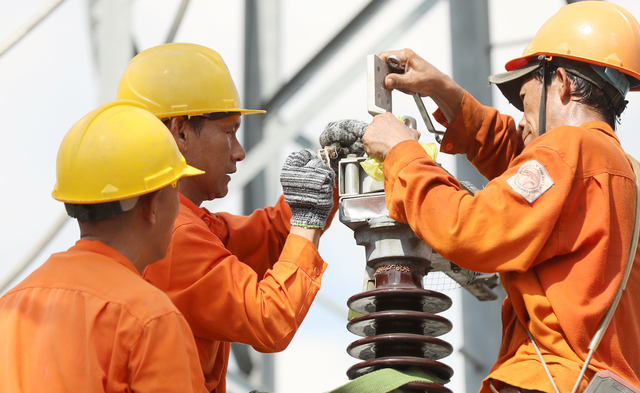 Giá bán lẻ điện bình quân được điều chỉnh tăng thêm 4,8% từ ngày 10/5/2025, lên hơn 2.200 đồng/kWh. Ảnh: Hoàng Giám screen-shot-2025-08-17-at-114443.png
