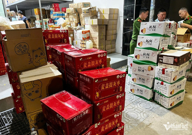 Các thùng bánh kẹo socola, táo đỏ. tao.jpg