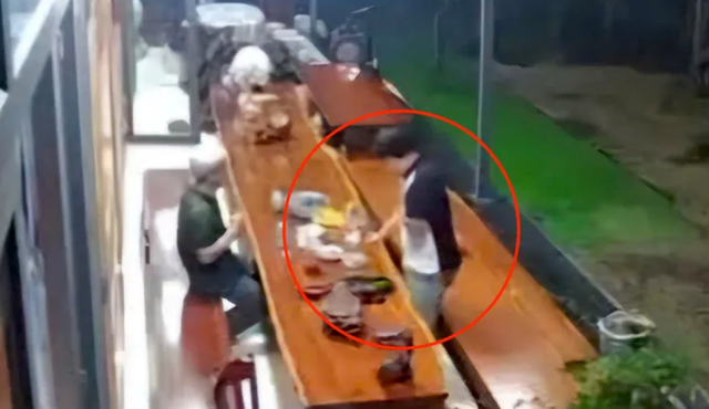 Nạn nhân (đứng) bị bắn khi đang nhậu ở nhà. (Ảnh: Camera an ninh) nhau-bi-ban.png